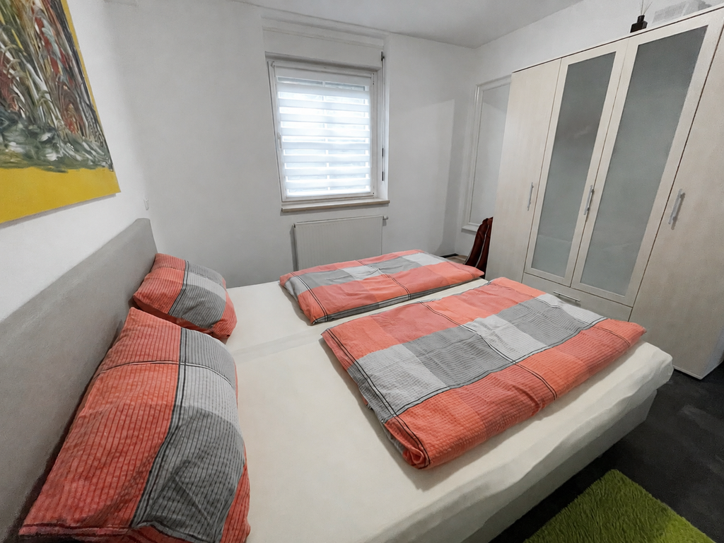 Startseite Schlafzimmer mit Doppelbett und großem Kleiderschrank